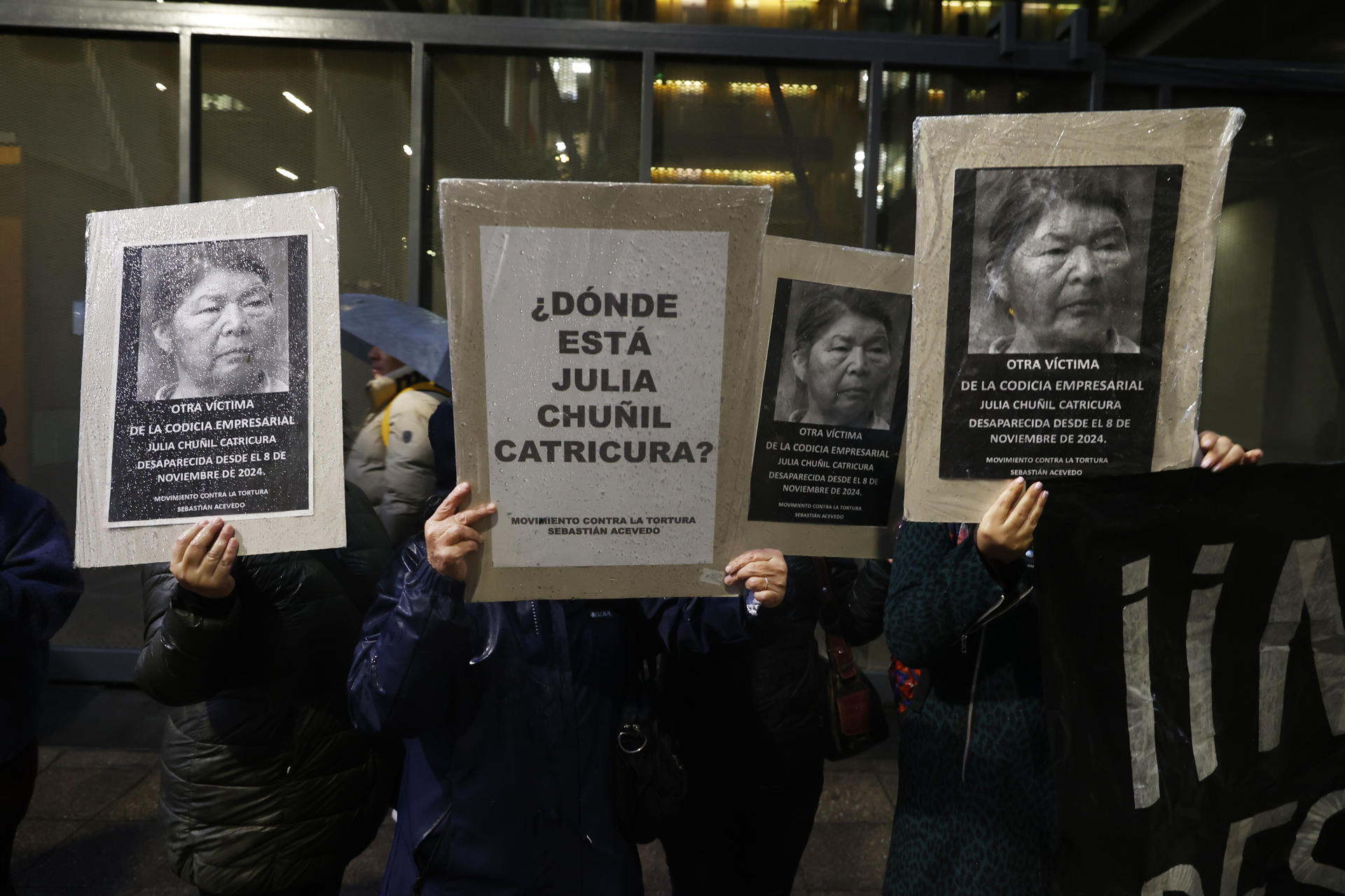 Manifestantes sostienen pancartas durante una marcha para exigir el esclarecimiento de la desaparición de la dirigente ambiental mapuche Julia Chuñil este jueves, en Santiago (Chile). EFE/ Elvis González