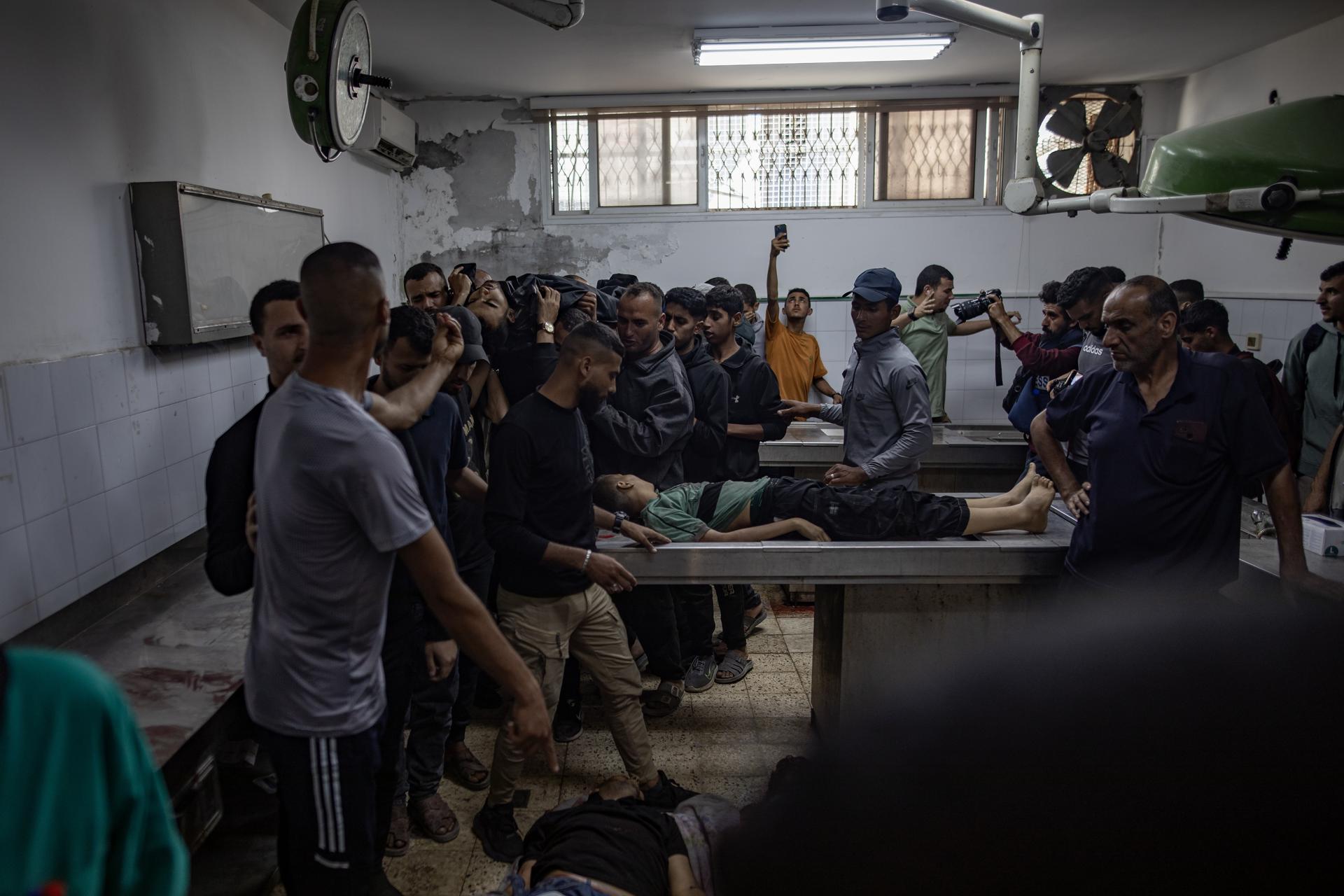 Palestinos alrededor del cuerpo de una de las víctimas de un ataque aéreo israelí, antes de su funeral en la ciudad de Gaza, 07 de mayo de 2025. Según la agencia de noticias palestina WAFA, al menos 25 personas murieron en ataques aéreos israelíes contra un restaurante y una zona de mercado en el barrio de Al-Rimal de la ciudad de Gaza. EFE/EPA/HAITHAM IMAD