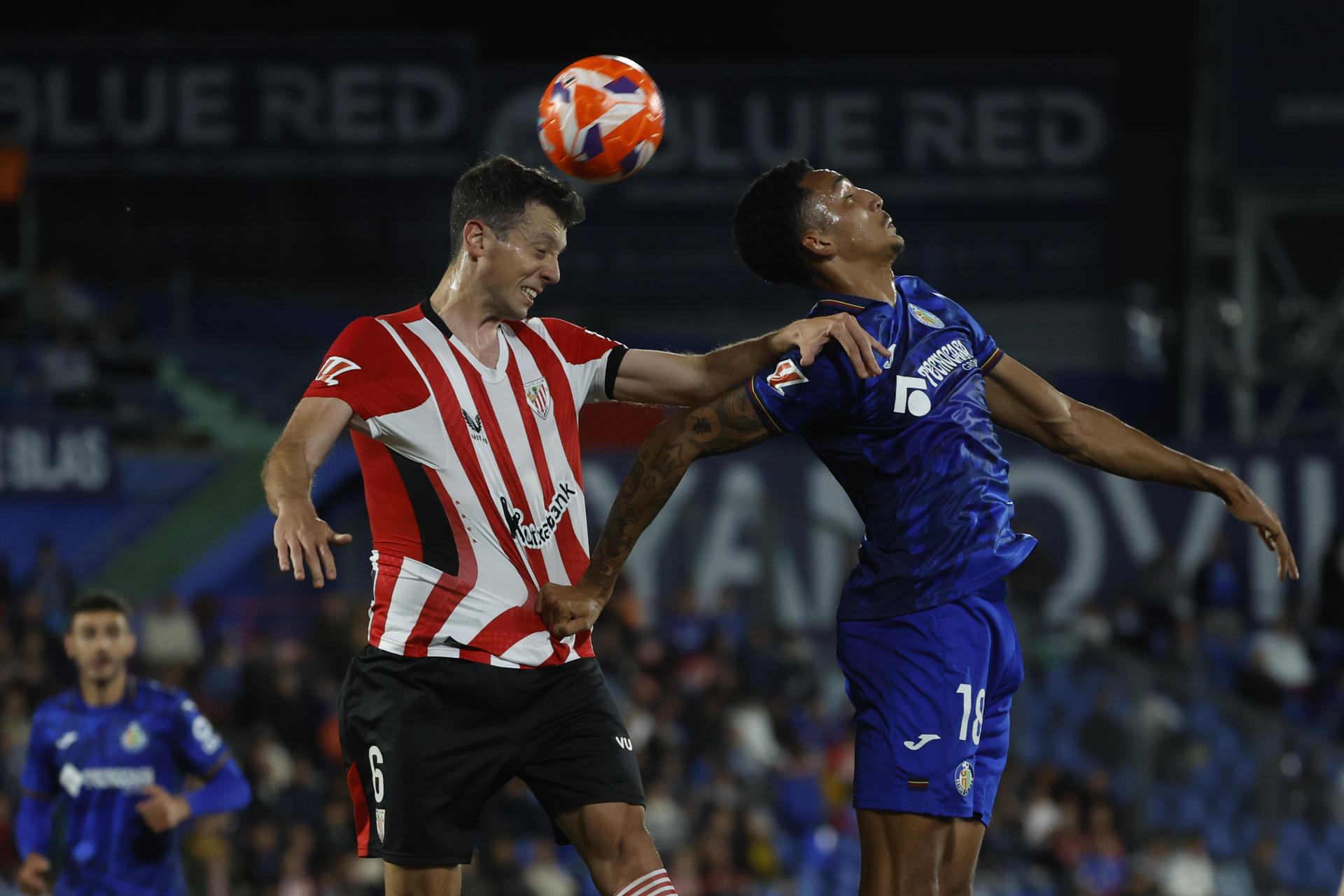 El centrocampista del Athletic Mikel Vesga (i) pelea un balón con el delantero del Getafe Álvaro Rodríguez durante el partido de LaLiga entre el Getafe y el Athletic Club , este jueves en el Coliseo de Getafe. EFE/ Mariscal