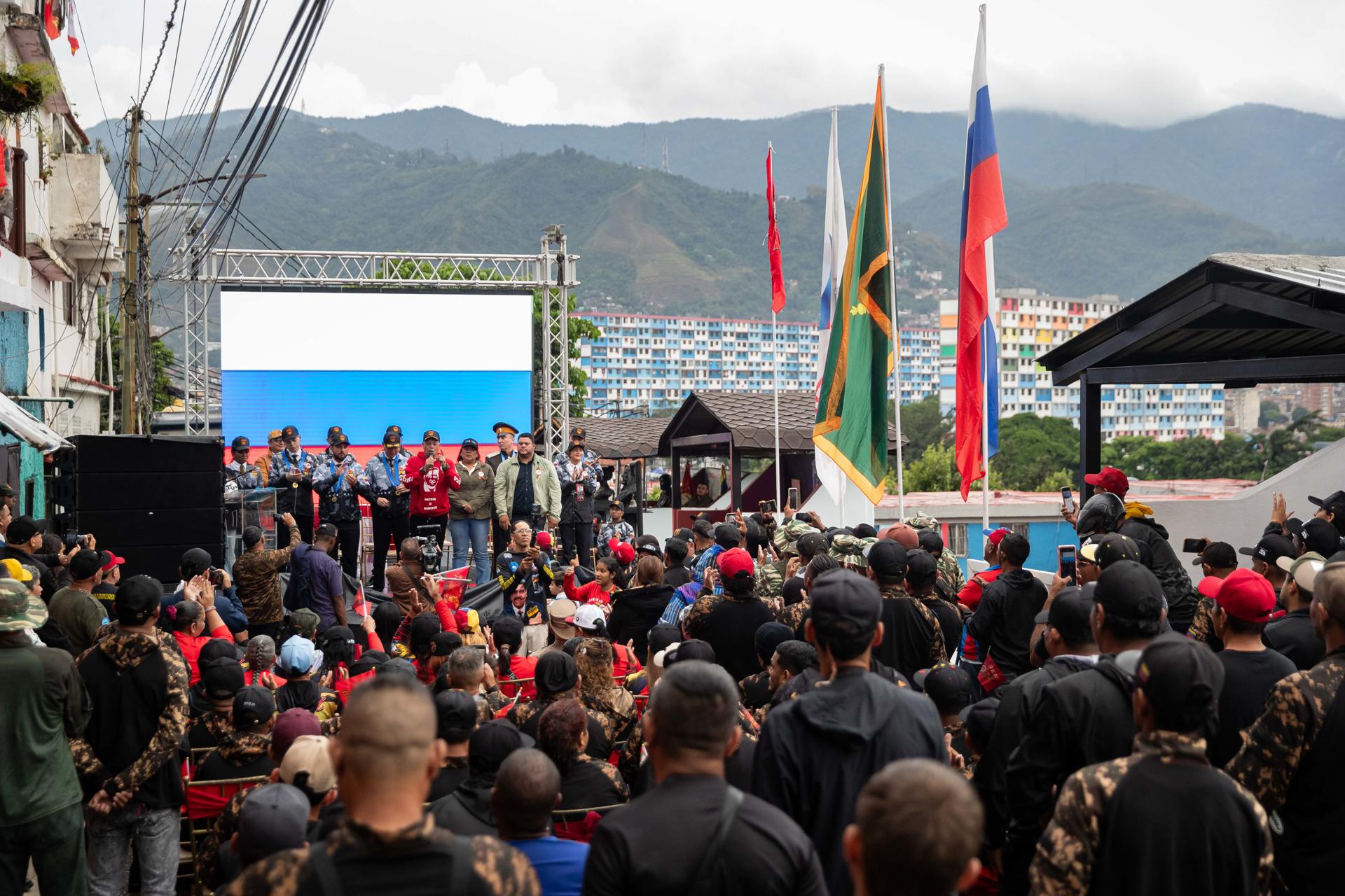 Fotografía de un acto de conmemoración del 80° aniversario de la victoria del pueblo ruso en la Gran Guerra Patria este jueves, en Caracas (Venezuela). EFE/ Ronald Pena R