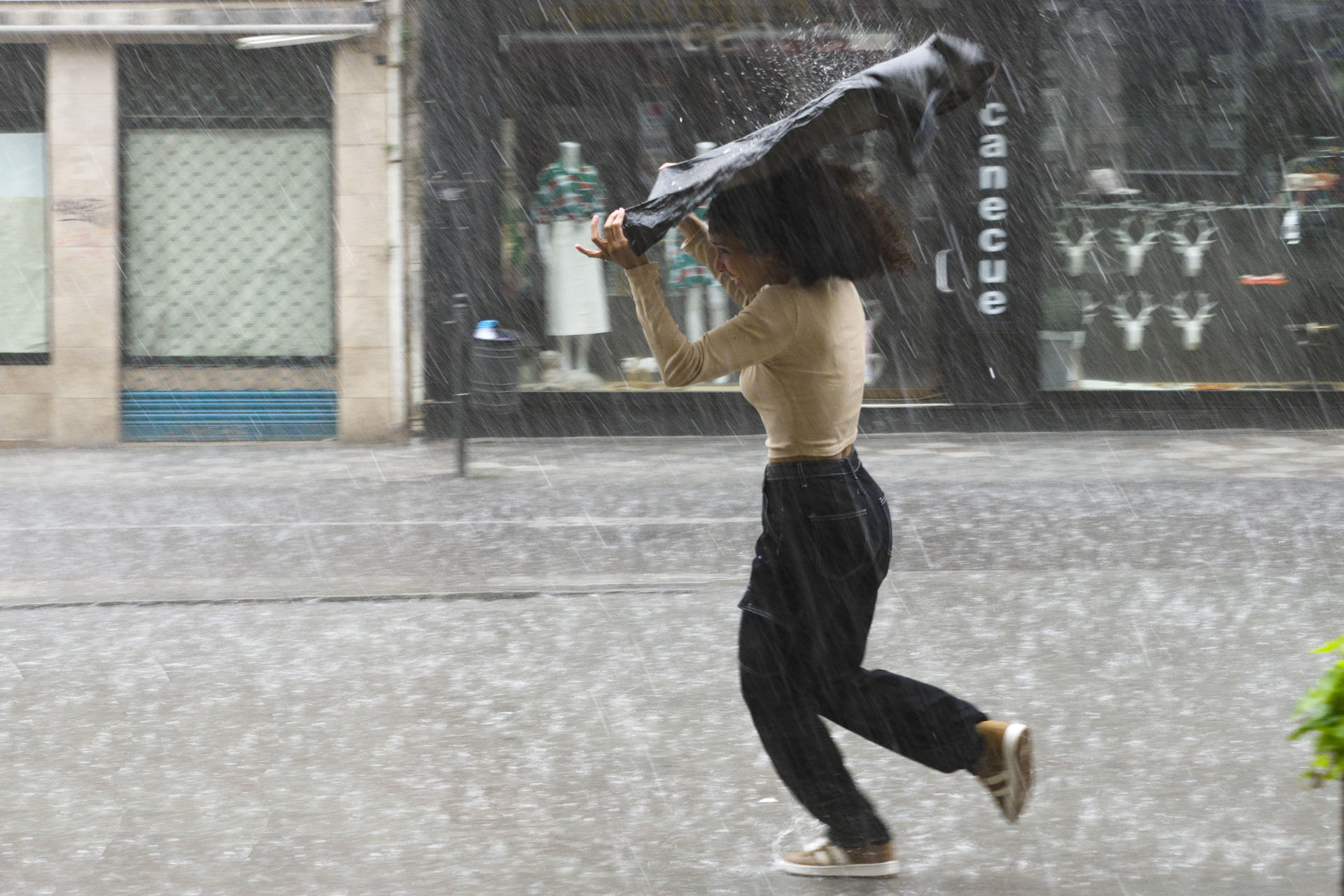 Fuertes chaparrones sobre la ciudad de Cuenca. Lluvias y tormentas, en ocasiones con granizo, se reparten este viernes por buena parte de la península, debido a un activo sistema frontal asociado a una borrasca atlántica. Una situación que ha llevado a las comunidades de Valencia y Castilla-La Mancha a activar diversos niveles de alerta. EFE/ Álvaro Del Olmo