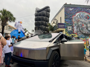 Una camioneta Cybertruck, fabricado por Tesla es exhibido durante el festival SpaceFest, este viernes en Brownsville (EE.UU.). EFE/Alejandra Arredondo