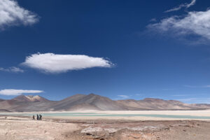 Fotografía de archivo en donde se ven personas en la en la región septentrional desértica de Atacama (Chile). EFE/ Javier Martín