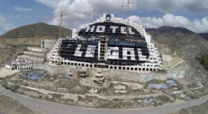 En la imagen de archivo, una gran pintada en blanco con la leyenda "Hotel sí cien por cien legal", "Trabajo sí paro no" sobre el fondo negro que a su vez pintaron los miembros de Greenpeace solicitando su derribo, en el hotel de El Algarrobico. EFE/Carlos Barba