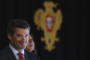 El presidente del partido de extrema derecha Chega, Andre Ventura, habla con la prensa después de su reunión con el presidente Marcelo Rebelo de Sousa para discutir los resultados de las elecciones legislativas del fin de semana pasado en el palacio de Belém en Lisboa, Portugal, 20 de mayo de 2025. (Elecciones, Lisboa) EFE/EPA/TIAGO PETINGA
```