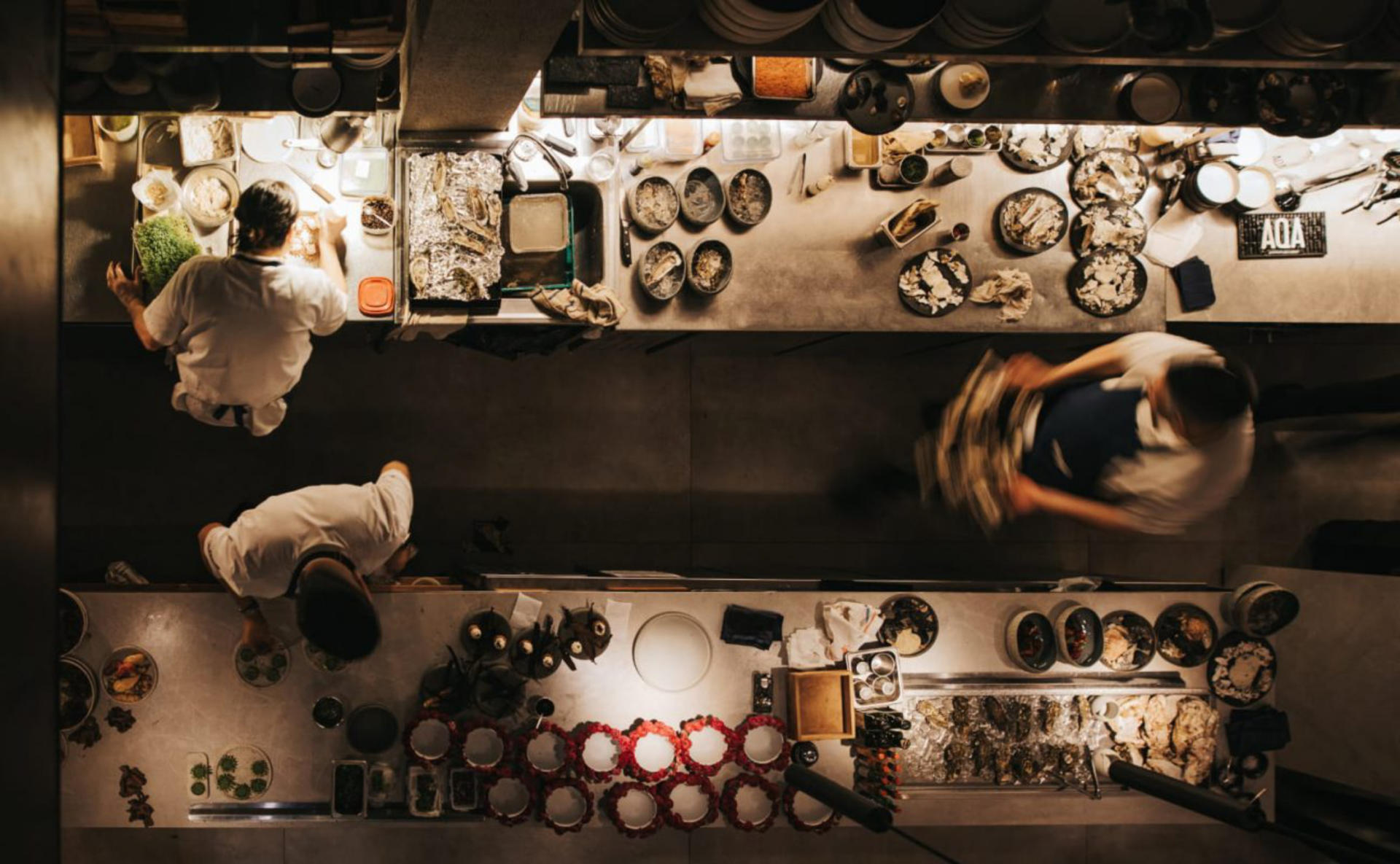 Fotografía cedida por Visit Argentina de personas trabajando en el Crizia Restaurante en Buenos Aires (Argentina). EFE/ Visit Argentina