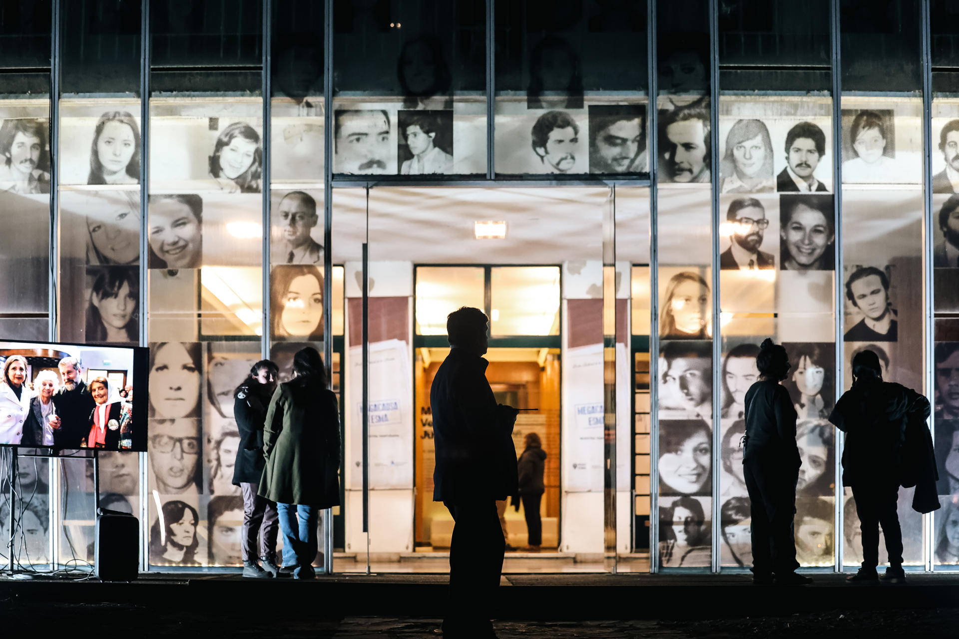 Personas asisten a un acto conmemorativo por el décimo aniversario del Museo Sitio de Memoria de la Escuela de Mecánica de la Armada (ESMA) este jueves, en Buenos Aires (Argentina). EFE/ Juan Ignacio Roncoroni