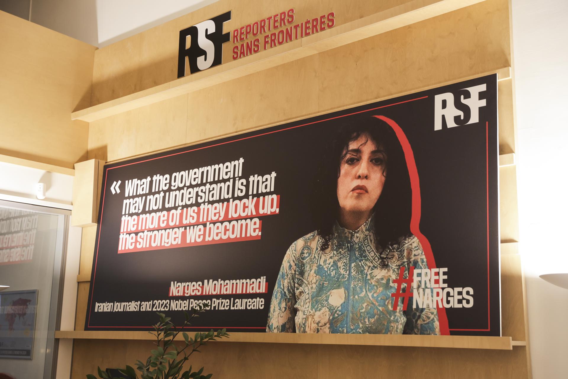 Un cartel con el retrato de la periodista iraní y premio Nobel de la Paz Narges Mohammadi en la sede de la ONG Reporteros Sin Fronteras en París. (Francia)
EFE/EPA/TERESA SUAREZ