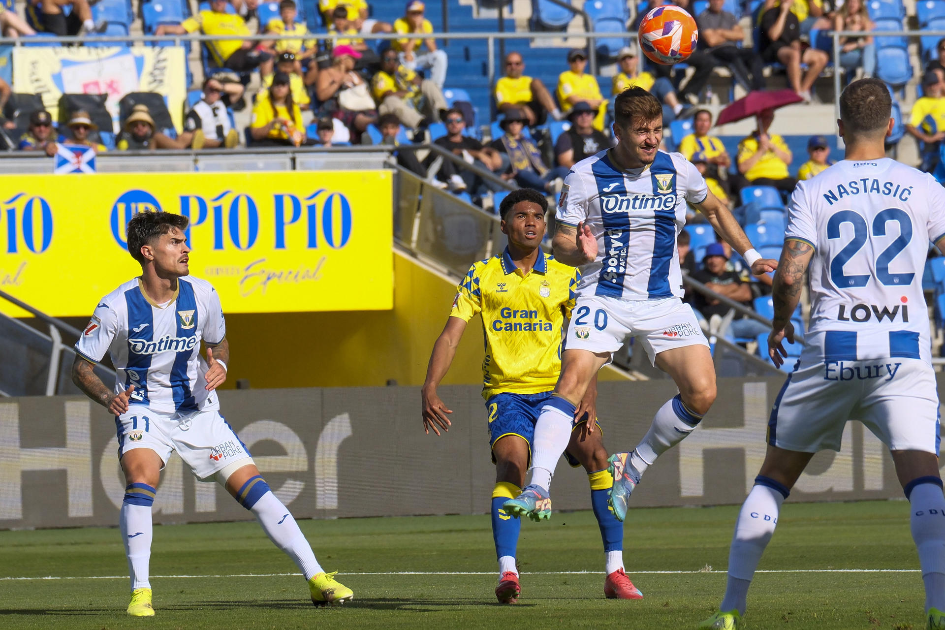 18/05/2025.- El jugador de la UD Las Palmas Marvin (2i) y los jugadores del Leganés Juan Cruz (i) y Javi Hernández (2d) durante el partido de la jornada 37 de LaLiga EA Sports, penúltima del campeonato. EFE/ Angel Medina G.