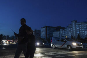 Imagen del pasado 28 de abril en la que un viandante cruza una calle de Madrid durante el apagón masivo del sistema eléctrico ocurrido en la península ibérica. EFE/Daniel González.