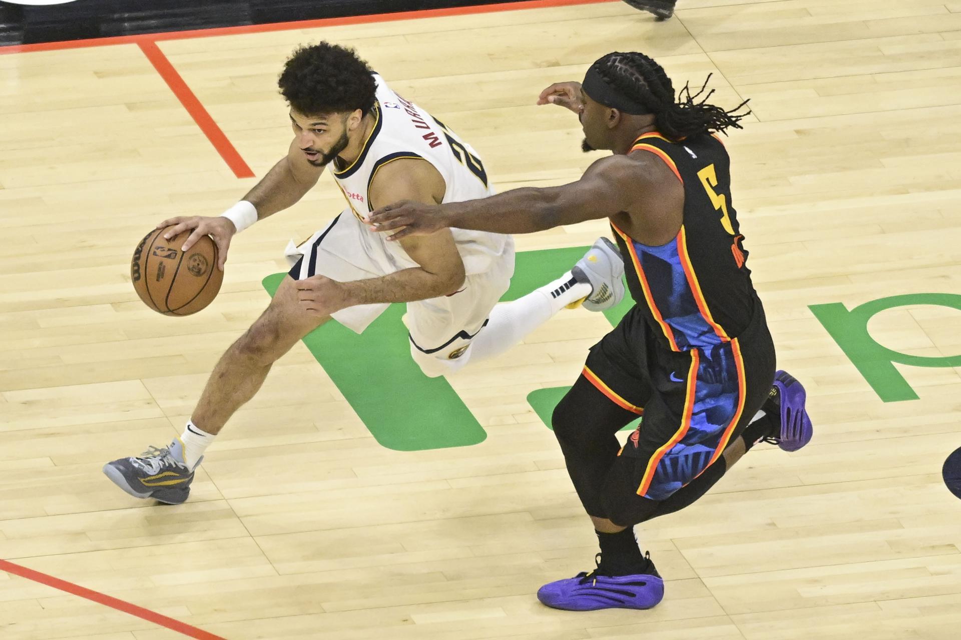 El base de los Denver Nuggets Jamal Murray volvió a ser decisivo en el tercer partido de la semifinal de la Conferencia Oeste ante Oklahoma City Thunders. En la imagen, del segundo partido, el base supera a Luguentz Dort (derecha). EFE/EPA/GERALD LEONG SHUTTERSTOCK OUT