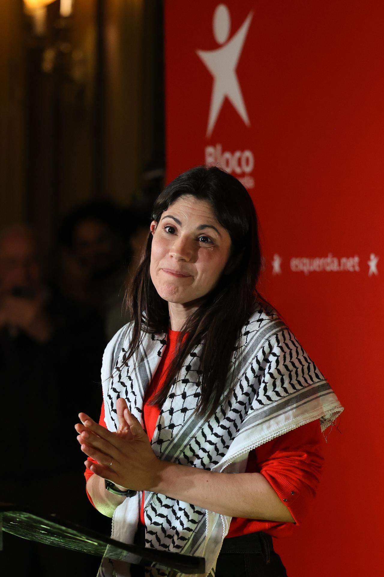 La coordinadora del Bloque de Izquierda (BE), Mariana Mortágua, fue captada este domingo, 18 de mayo, al hablar ante sus seguidores, luego de conocerse los resultados de las elecciones generales legislativas portuguesas, en Lisboa (Portugal). EFE/Joao Relvas