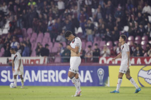 Jugadores de Vasco reaccionan este martes, al final de un partido de la fase de grupos de la Copa Sudamericana . EFE/ Juan Ignacio Roncoroni