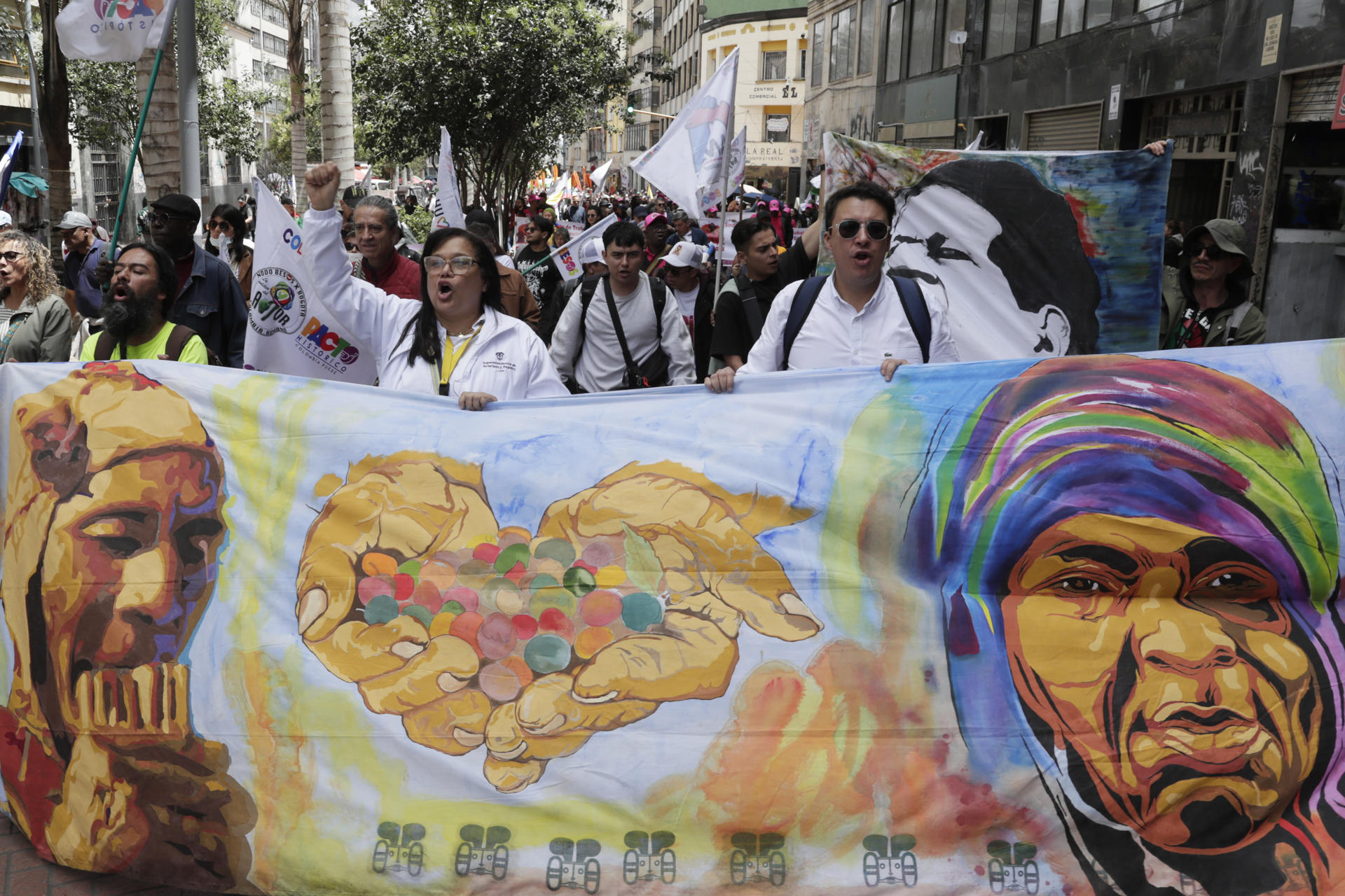 Integrantes de sindicatos, centrales obreras y simpatizantes del Gobierno del presidente de Colombia, Gustavo Petro, marchan durante el primer día de paro nacional este miércoles, en Bogotá (Colombia). EFE/ Carlos Ortega