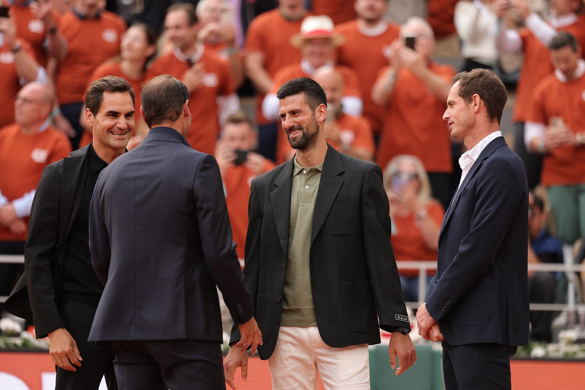 Roger Federer, Novak Djokovic y Andy Murray, el domingo en el homenaje de Roland Garros a Rafael Nadal. EFE/EPA/TERESA SUAREZ
