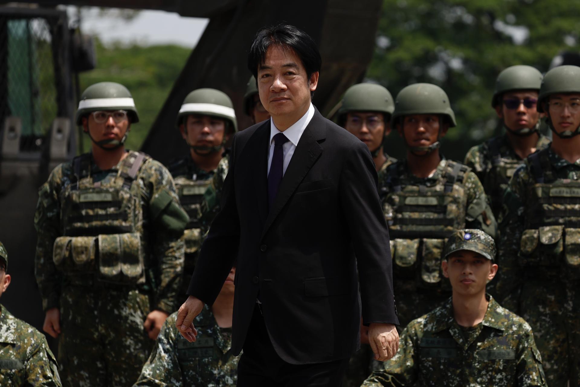 El presidente taiwanés, William Lai, tras asistir a un simulacro de desembarco en una base militar en Kaohsiung, Taiwán, el 16 de mayo de 2025. EFE/EPA/RITCHIE B. TONGO
