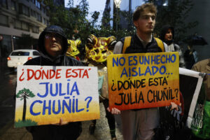 Fotografía de archivo de personas que protestan para exigir el esclarecimiento de la desaparición de la dirigente ambiental mapuche Julia Chuñil. EFE/ Elvis González
