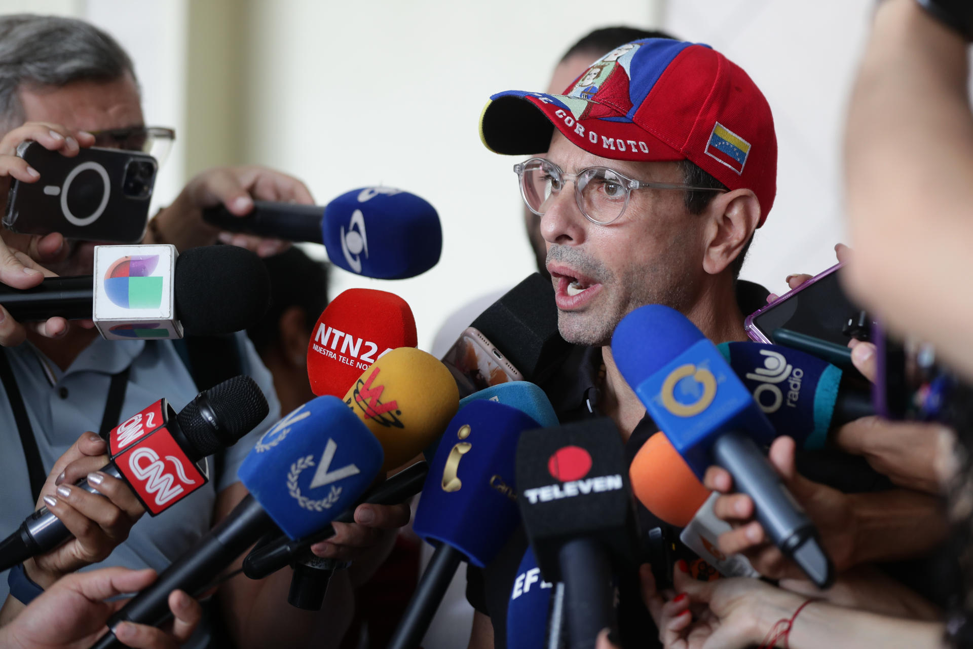 El candidato opositor Henrique Capriles da declaraciones a los medios de comunicación este domingo, en Caracas (Venezuela). EFE/ Ronald Peña R
