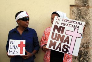 Fotografía de archivo de un par de activistas al protestar contra la violencia machista en Santo Domingo (República Dominicana). EFE/Orlando Barría