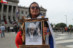 Una mujer sostiene un retrato del expresidente uruguayo José Mujica durante su velatorio este 15 de mayo de 2025, en el Palacio Legislativo de Montevideo (Uruguay). EFE/ Raúl Martínez