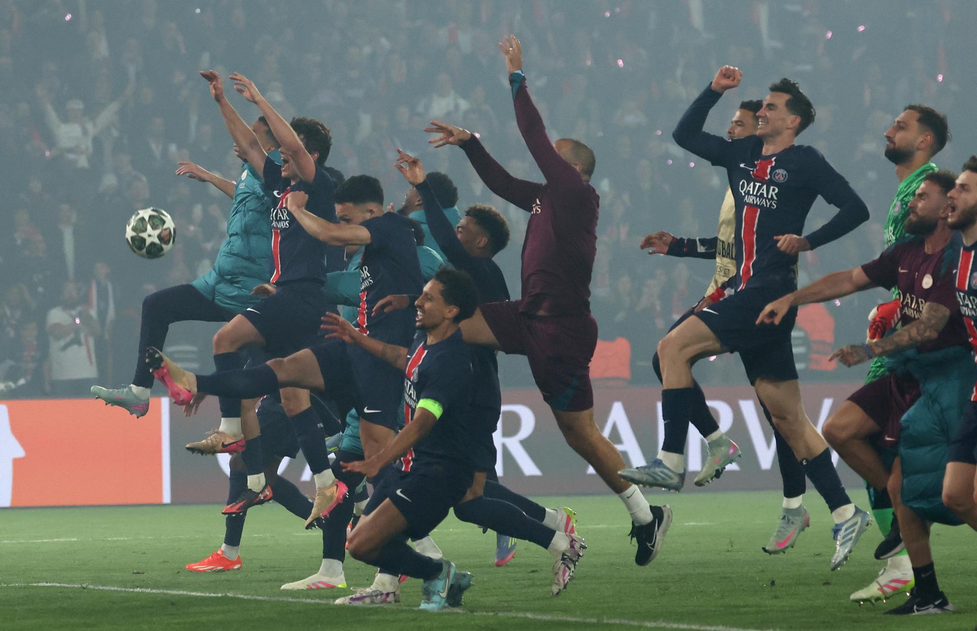 Los jugadores del PSG celebran el pase a la final tras el partido de vuelta de la UEFA Champions League jugado en el Parque de los Príncipes en París, Francia. EFE/EPA/MOHAMMED BADRA