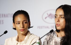 La actriz Nadia Melliti (i), junto a la directora Hafsia Herzi (d) en la conferencia de prensa de 'La petite dernière', el pasado 17 de mayo durante el 78º Festival de Cine de Cannes. EFE/EPA/SEBASTIEN NOGIER / POOL