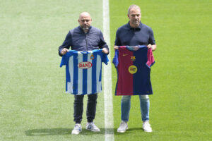 El entrenador del FC Barcelona, Hansi Flick (D), y el entrenador del RCD Espanyol, Manolo González (I), en el RCD Stadium la víspera del derbi. EFE/Alejandro Garcia