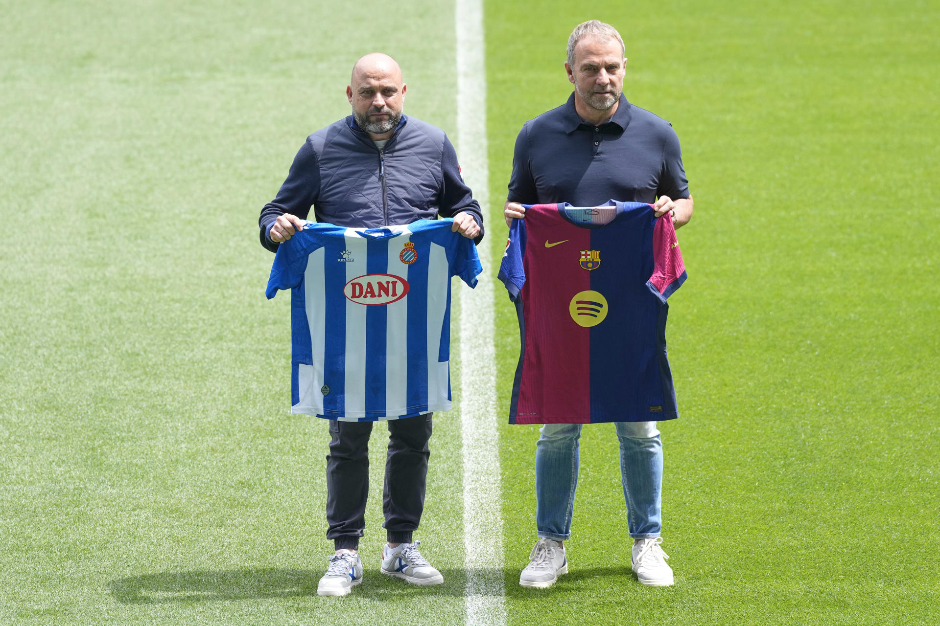 El entrenador del FC Barcelona, Hansi Flick (D), y el entrenador del RCD Espanyol, Manolo González (I), en el RCD Stadium la víspera del derbi. EFE/Alejandro Garcia