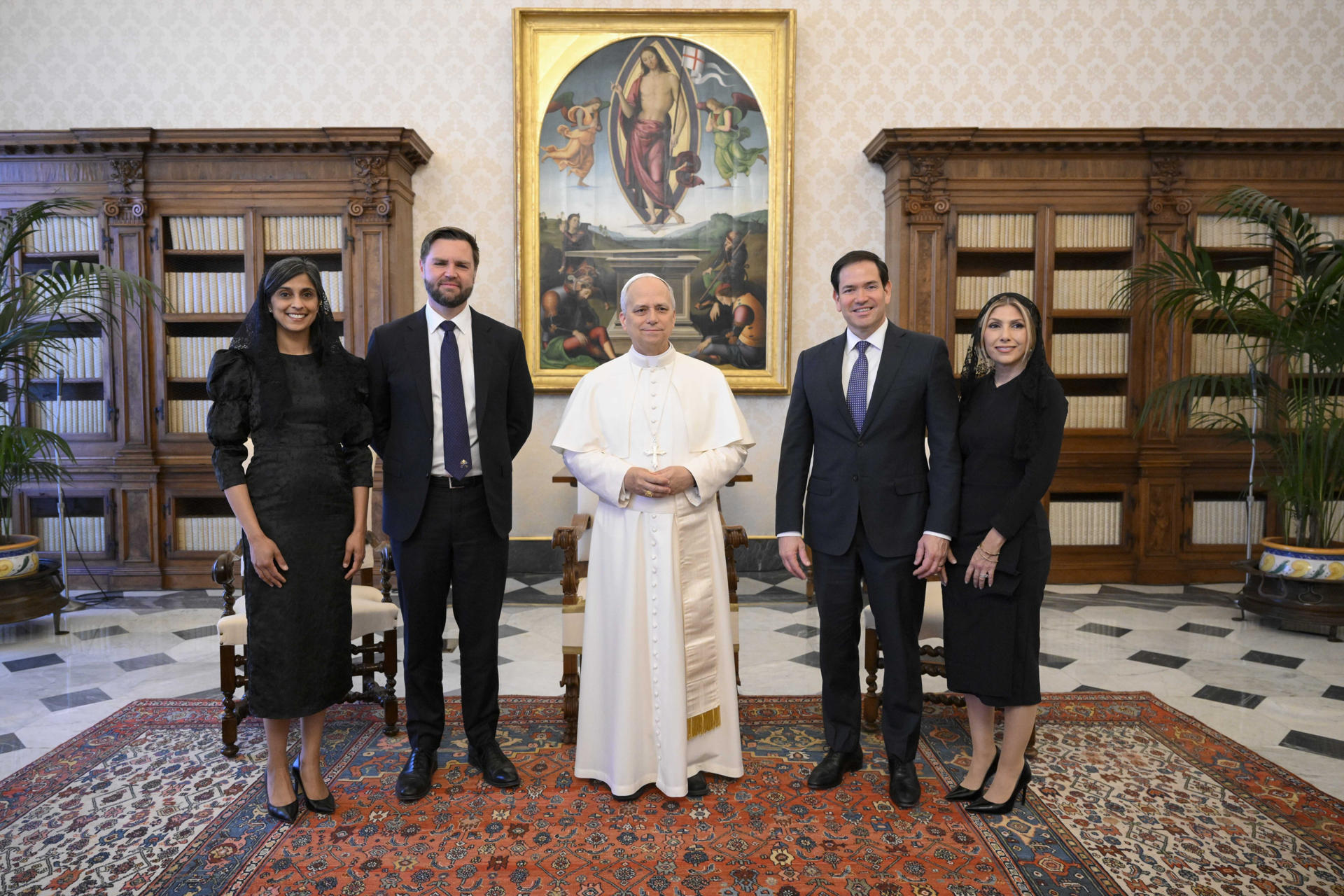 El papa León XIV, durante la reunión que mantuvo con el vicepresidente de Estados Unidos, JD Vance (2i), y el secretario de Estado, Marco Rubio (2d) y sus respectivas esposas, Usha Vance (i) y Jeanette Dousdebes Rubio (d), este lunes en El Vaticano. EFE/ Simone Risoluti / Dicasterio para la Comunicación del Vaticano // SOLO USO EDITORIAL/SOLO DISPONIBLE PARA ILUSTRAR LA NOTICIA QUE ACOMPAÑA (CRÉDITO OBLIGATORIO)