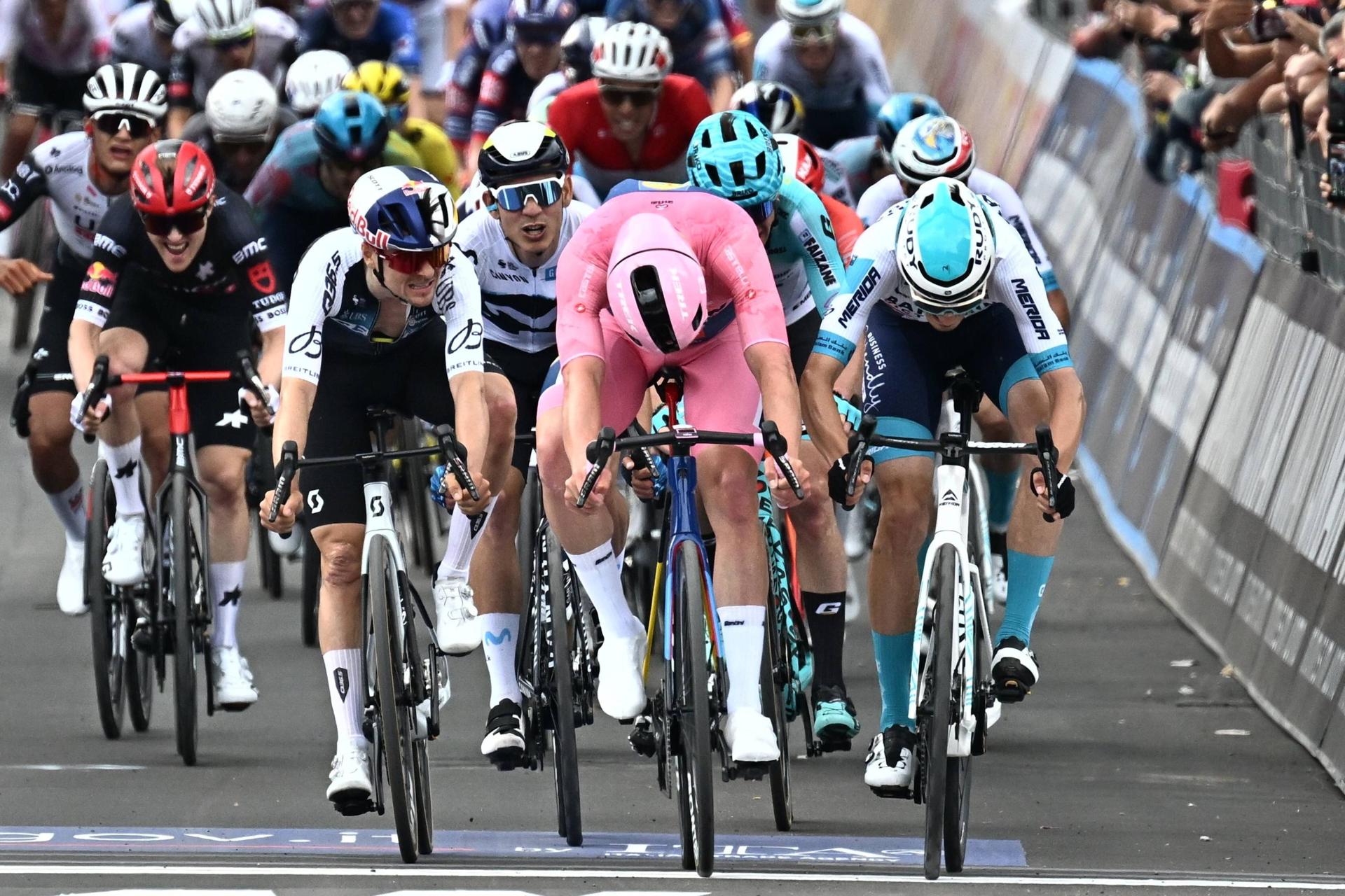 El danés Mads Pedersen (Lidl Trek) tras la quinta etapa disputada entre Ceglie Messapica y Matera, de 151 km, por lo que reforzó la maglia rosa de líder.EFE/EPA/LUCA ZENNARO