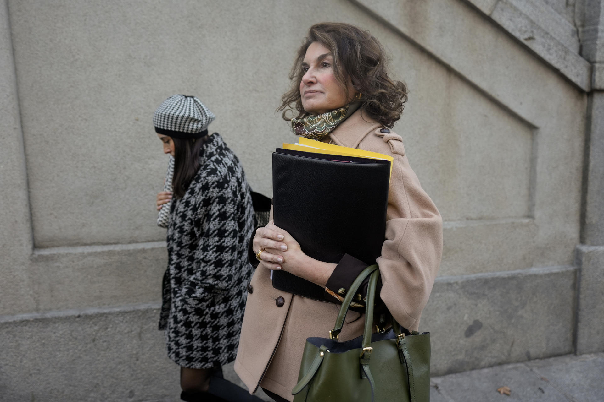 Imagen de archivo (30/01/2025) de la fiscal provincial de Madrid, Pilar Rodríguez (d), a su llegada al Tribunal Supremo para declara como investigada ante el juez del Supremo que indaga en la filtración en marzo del año pasado de un correo electrónico del abogado del novio de Isabel Díaz Ayuso en el que admitía dos delitos fiscales en busca de un pacto. EFE/ Borja Sánchez-Trillo
