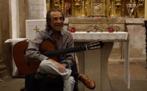 Pepe Habichuela en la iglesia de Lebeña. EFE/Celia Agüero Pereda.