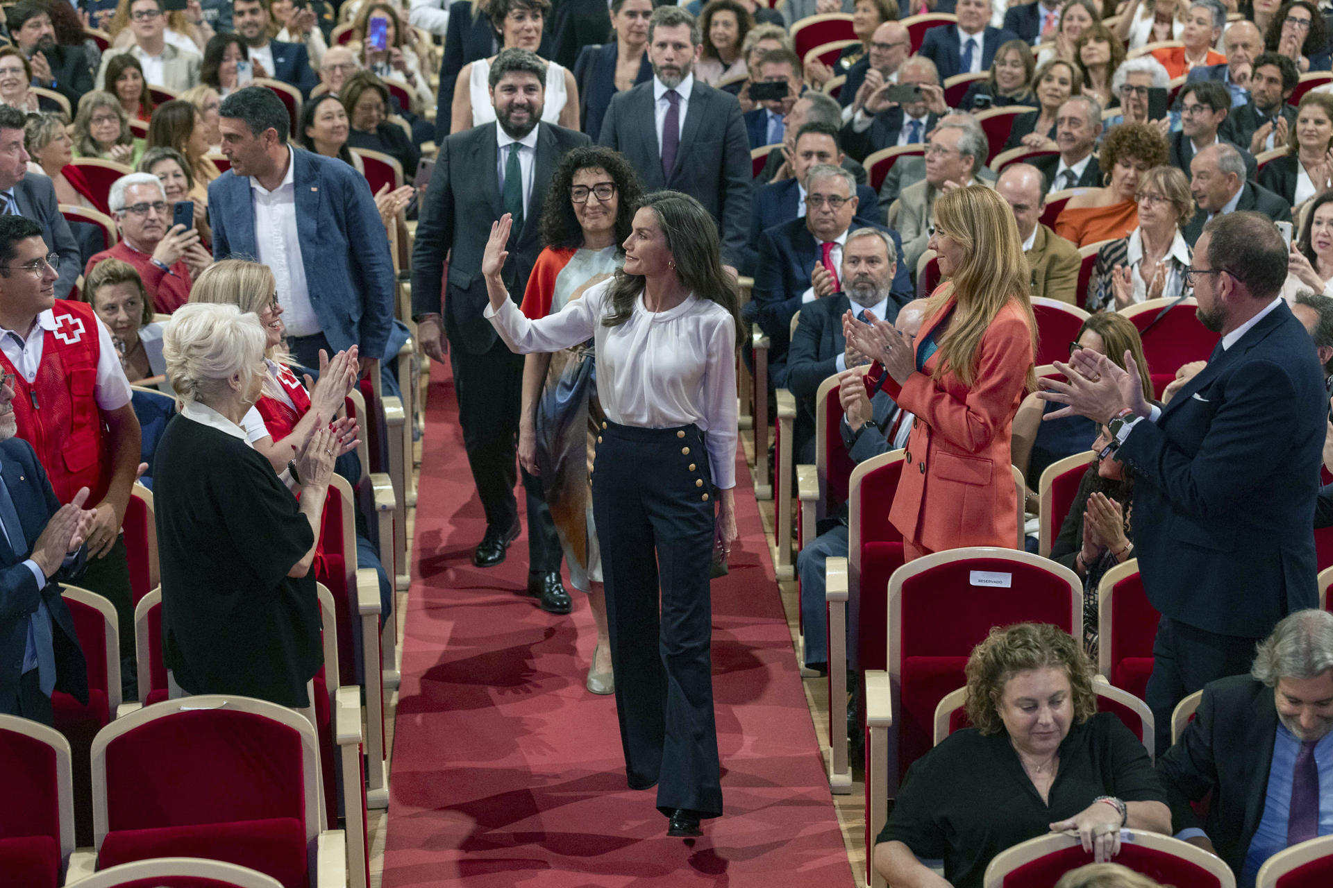 La Reina Letizia (c) saluda a su llegada este miércoles al Teatro Romea de Murcia. EFE/Marcial Guillén