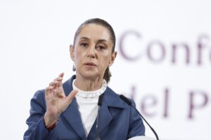La presidenta de México, Claudia Sheinbaum, habla durante una rueda de prensa este martes, en el Palacio Nacional de Ciudad de México (México). EFE/ Sáshenka Gutiérrez