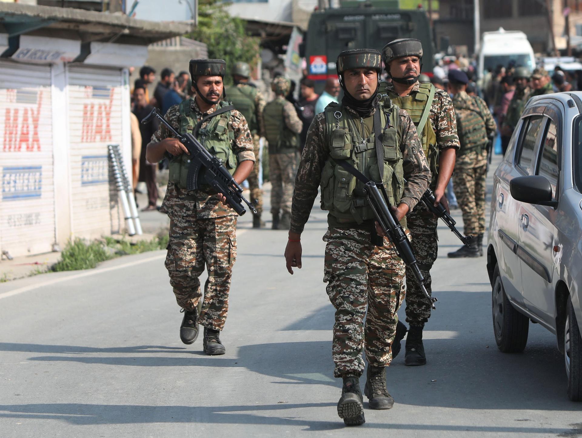 Las fuerzas de seguridad indias patrullan una carretera en Pampore, en las afueras de Srinagar, India, 07 de mayo de 2025. El 07 de mayo, las Fuerzas Armadas indias lanzaron la 'Operación Sindoor', golpeando la presunta infraestructura terrorista en Pakistán y Jammu y Cachemira ocupada por Pakistán. (Terrorista) EFE/EPA/FAROOQ KHAN