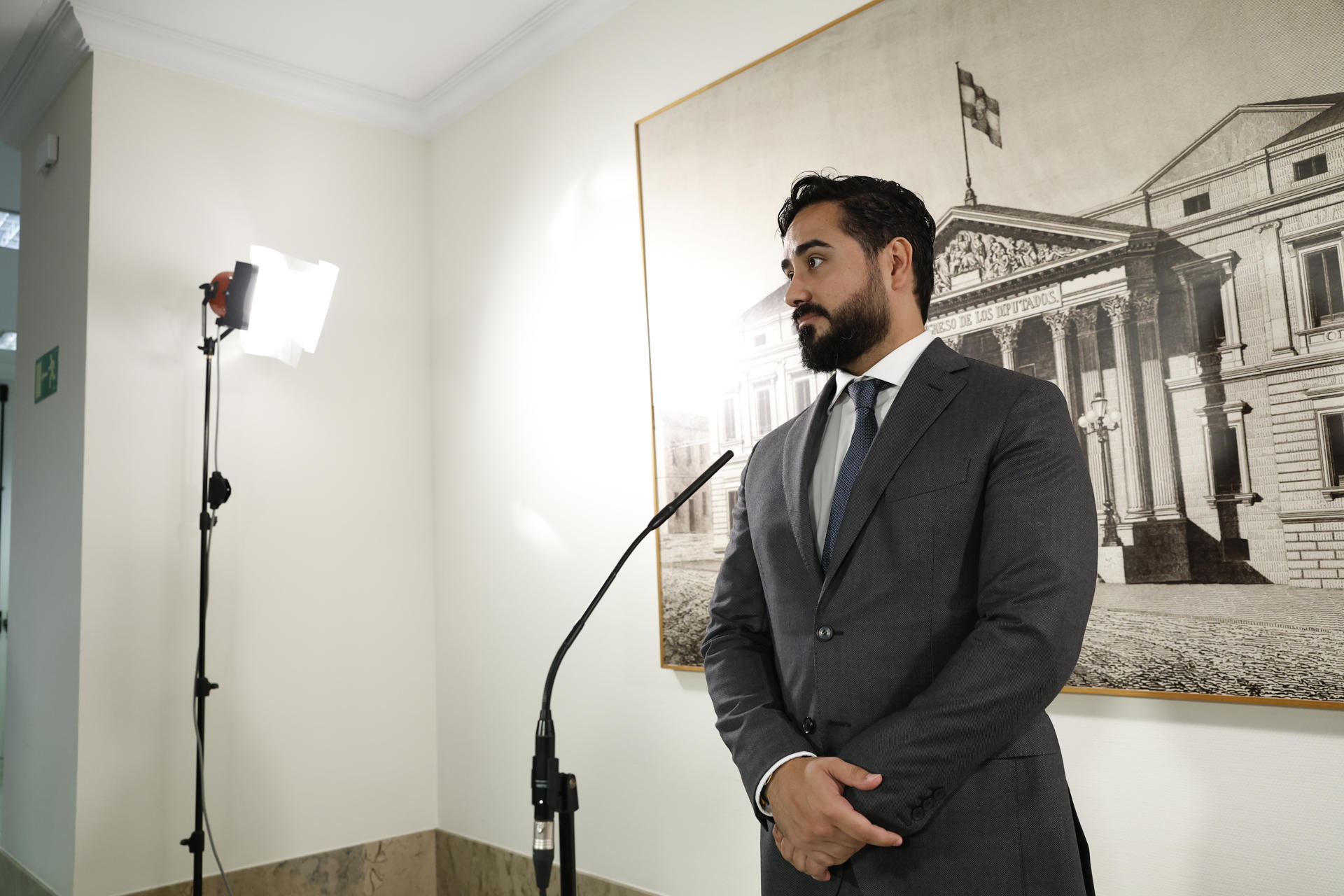 El eurodiputado de Se acabó la fiesta Alvise Pérez comparece ante la prensa con motivo del acto de acatamiento a la Constitución de los candidatos proclamados electos en las elecciones al Parlamento Europeo. EFE/Chema Moya