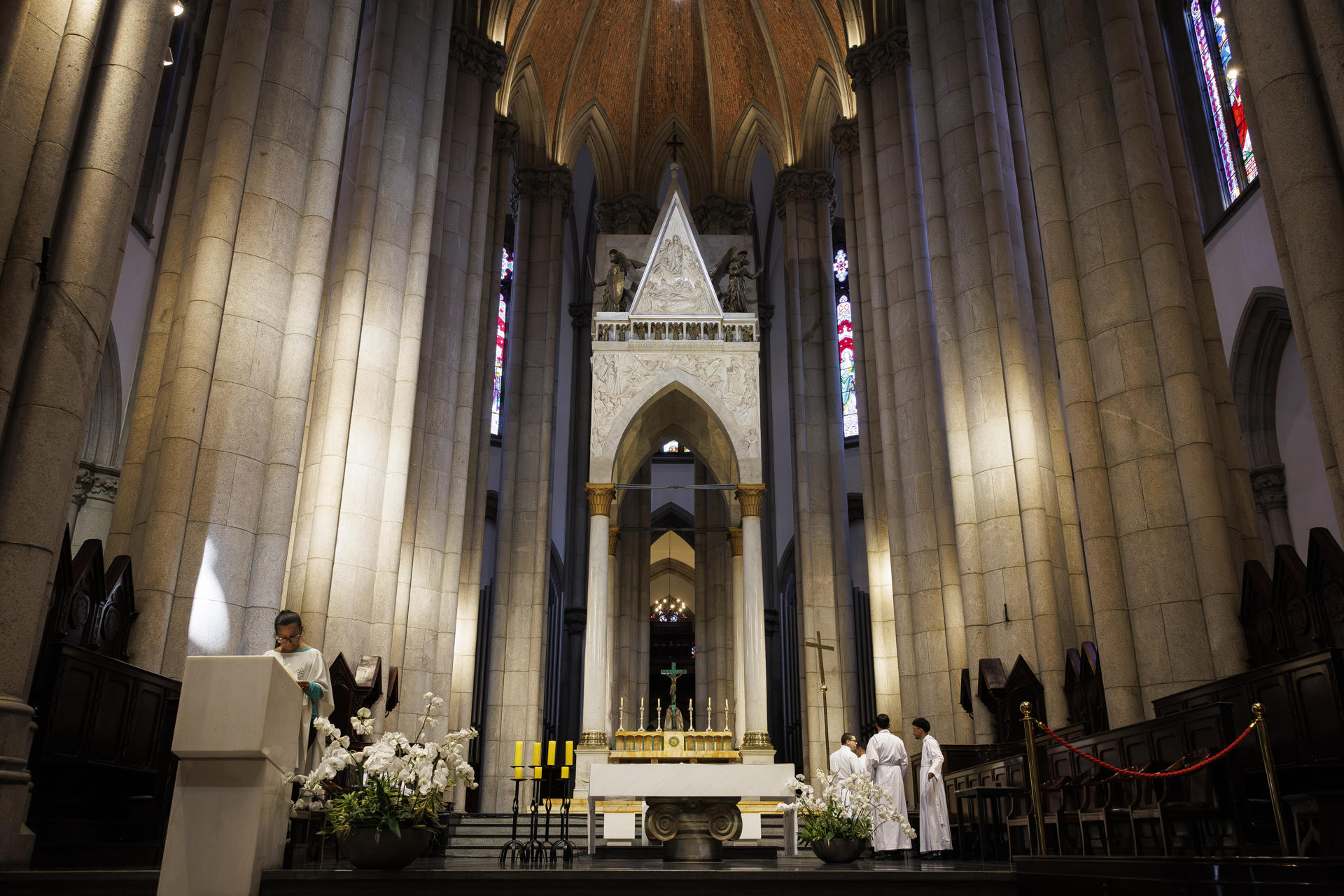 Personas asisten a una misa en honor al nuevo pontífice este viernes, en La catedral de la ciudad de São Paulo (Brasil). EFE/ Isaac Fontana