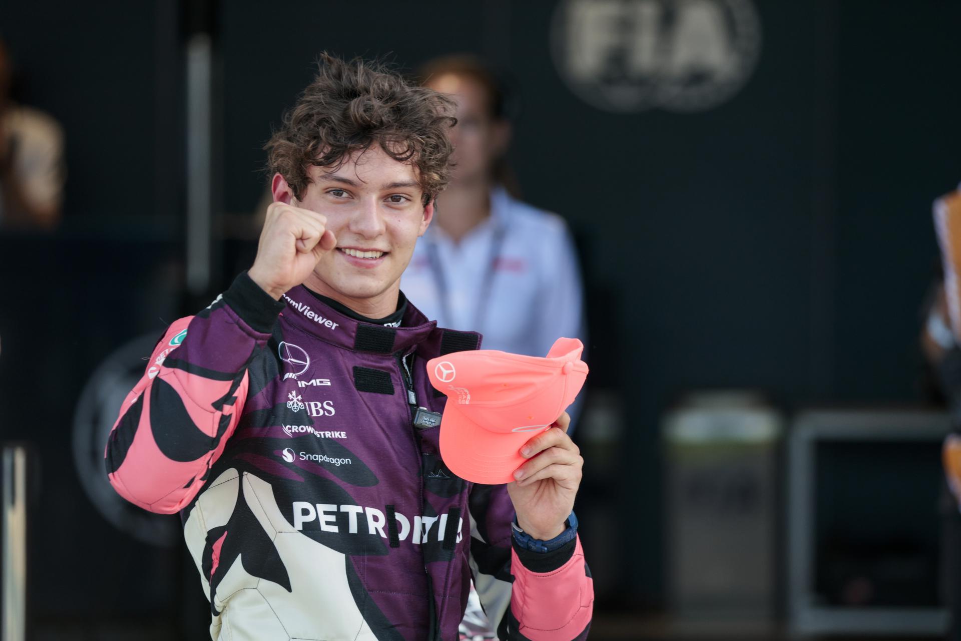 MIAMI GARDENS (United States), 03/05/2025.- El joven debutante italiano Andrea Kimi Antonelli (Mercedes) saldrá primero este sábado en la prueba sprint del Gran Premio de Miami (EEUU), el sexto del Mundial de Fórmula Uno, en el circuito diseñado en torno al Hard Rock Stadium de la citada localidad del estado de Florida EFE/EPA/SHAWN THEW