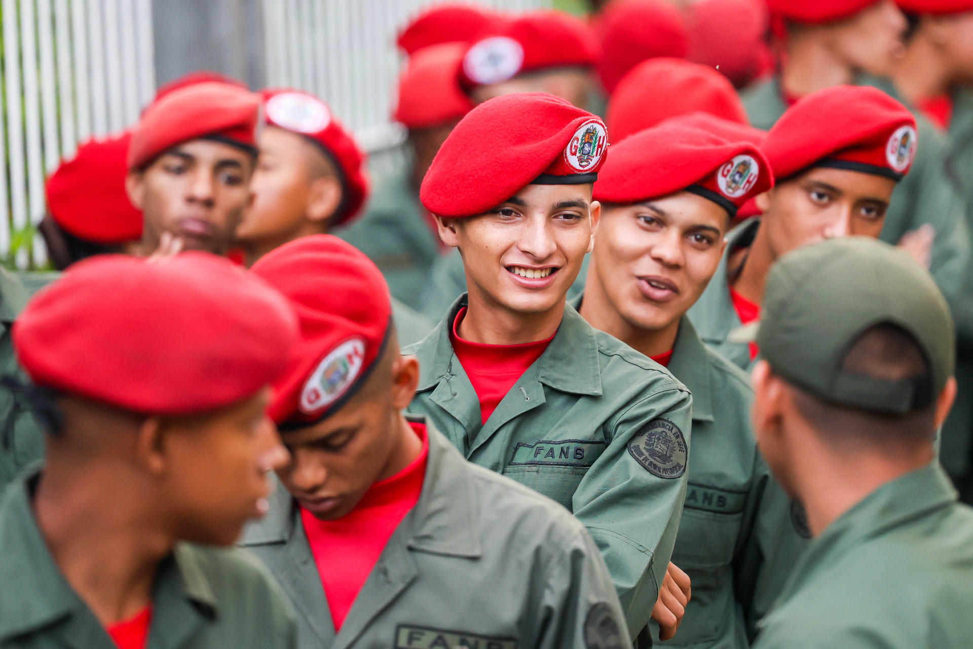 Militares esperan afuera de un centro electoral para participar en las elecciones regionales, este domingo en Caracas (Venezuela). EFE/ Miguel Gutiérrez