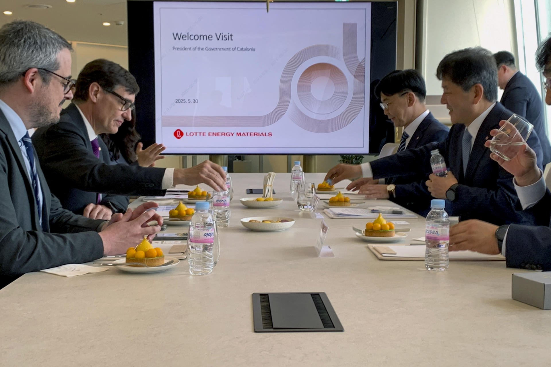 El presidente de la Generalitat de Cataluña, Salvador Illa, se reunió con el CEO de Lotte Energy Materials, Kim Yeon-seop (d), este viernes en Seúl. El conglomerado surcoreano prevé invertir en Cataluña con la instalación de una planta de producción de elecfoil en Mont-roig del Camp (Tarragona), un componente clave para las baterías de vehículos eléctricos. Illa inició este viernes en Seúl su viaje oficial en Corea del Sur con una serie de reuniones centradas en estrechar las relaciones económicas y científicas con el país asiático, especialmente en el ámbito de la biotecnología y la industria de la salud. EFE/ Ruy A. Valdés