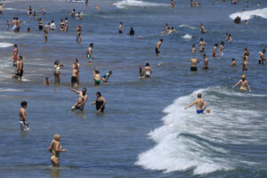 Cientos de personas se han acercado a la playa de la Malvarrosa de Valencia, para disfrutar de las altas temperaturas registradas este domingo. EFE/ Kai Forsterling
