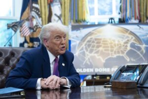 El presidente estadounidense, Donald Trump, anunció este martes que la construcción de la 'cúpula dorada', que servirá para proteger el país, tendrá un costo aproximado de 175.000 millones de dólares y se espera que esté finalizada para el final de su mandato en 2029. EFE/EPA/CHRIS KLEPONIS / POOL