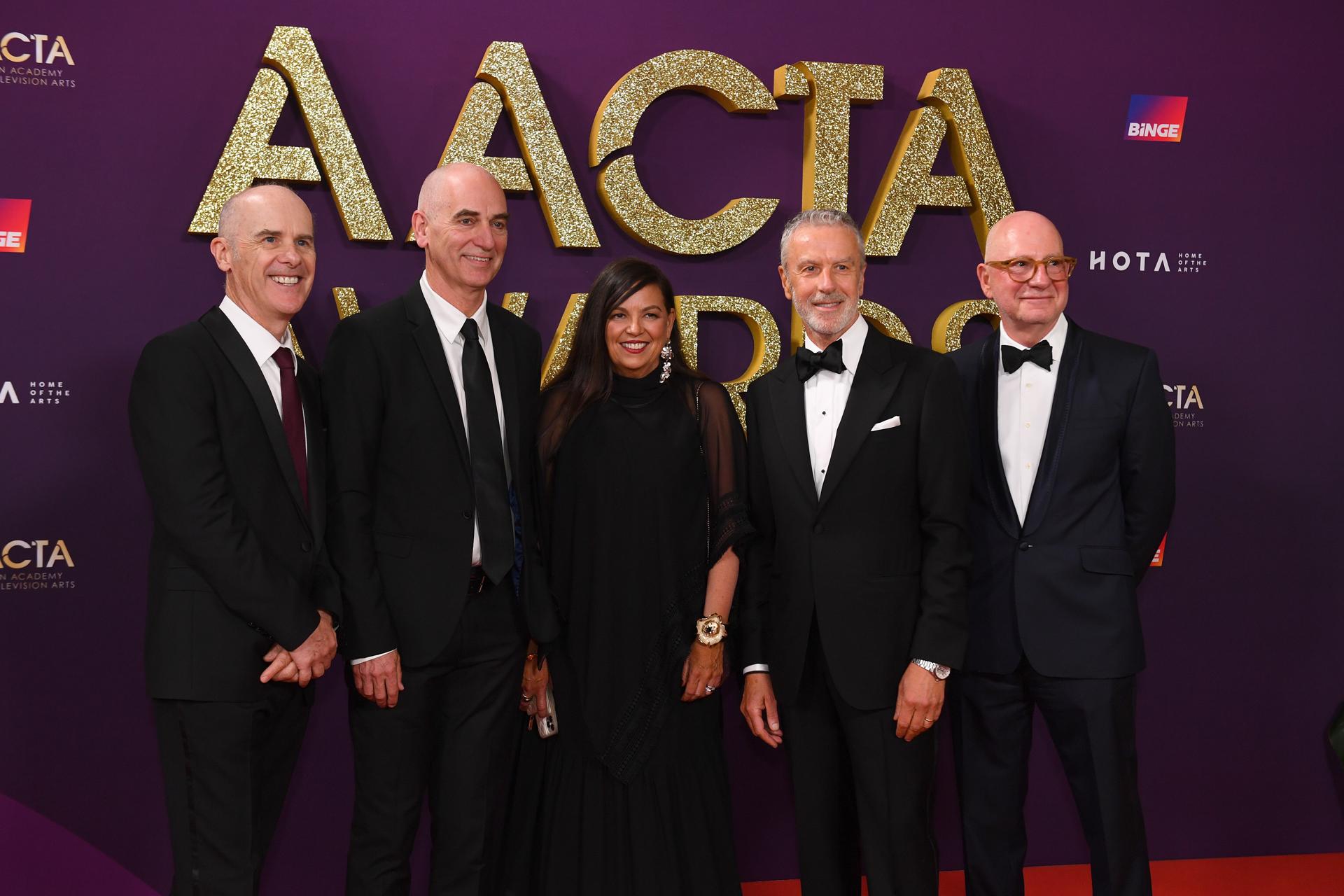 Tom Gleisner, Rob Sitch, Jane Kennedy, Santo Cilauro y Michael Hirsh de Working Dog Productions posan para una fotografía en la alfombra roja de la ceremonia de entrega de premios de la Academia Australiana de Cine y Televisión (AACTA) en Home of the Arts (HOTA), en Brisbane, Australia, el 7 de febrero de 2025. (Cine) EFE/EPA/JONO SEARLE AUSTRALIA Y NUEVA ZELANDA OUT