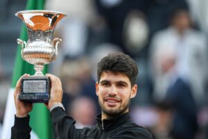 El español Carlos Alcaraz alza el trofeo del Abierto de Roma, tras superar en la final al italiano Jannik Sinner, número uno del mundo, por 7-6 (5) y 6-1. EFE/Roberto Ramaccia