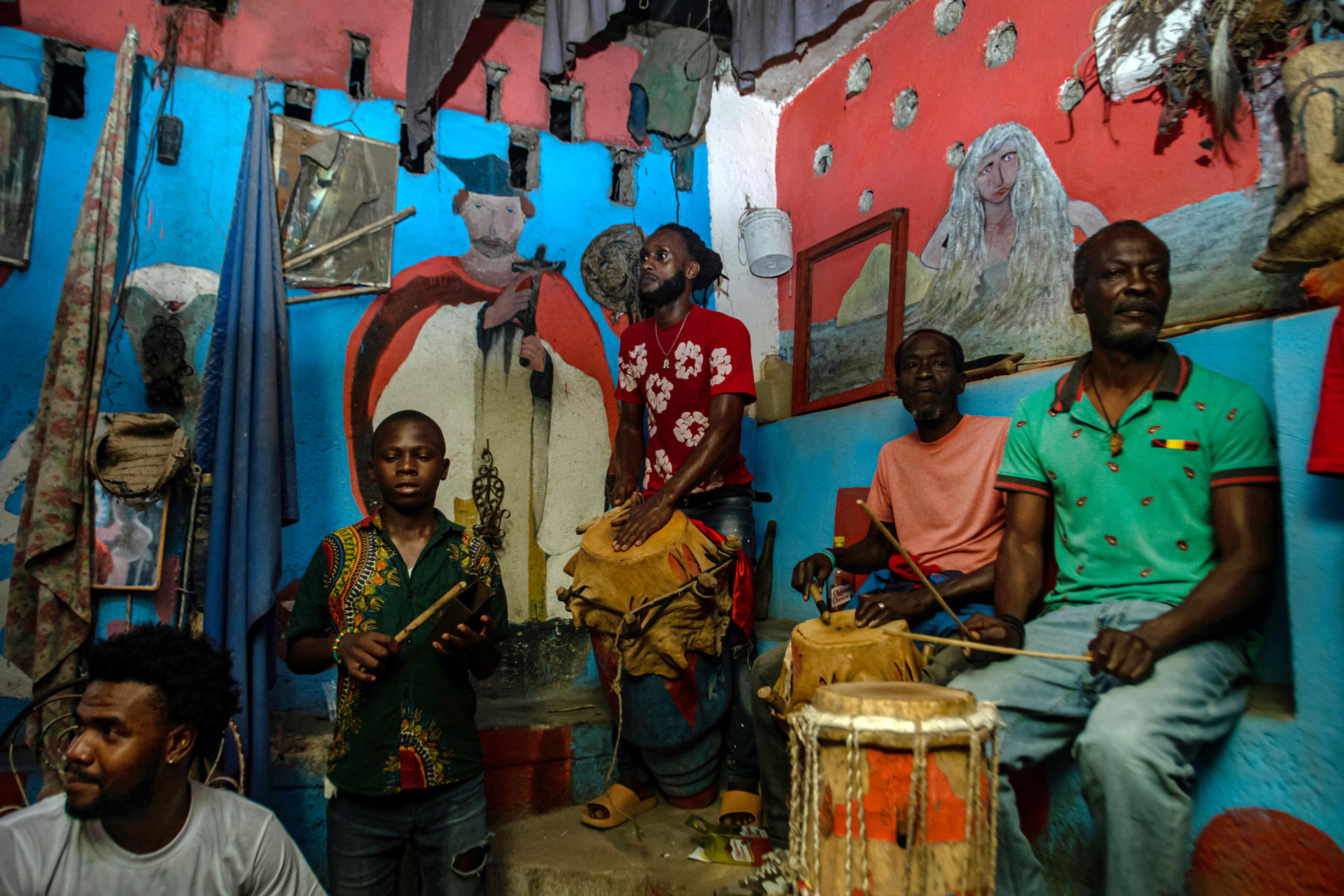 Personas participan en una ceremonia vudú, realizada durante la madrugada del 9 de mayo de 2025 en Montagne Noir (Haití). La crisis política, social y económica ha llevado a un número cada vez mayor de haitianos a buscar refugio espiritual en el vudú, una religión que ha resistido siglos de persecución y sigue siendo un pilar en la vida cotidiana del país. EFE/ Mentor David Lorens