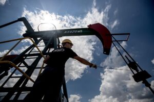 Imagen de archivo de una estación de bombeo de petróleo de la empresa checa MND en Uhrice, República Checa.EFE/Martin Divisek