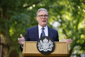 El primer ministro británico, Keir Starmer, pronuncia un discurso en una recepción para empresas del Reino Unido y la UE en el jardín de las rosas de Downing Street tras la cumbre Reino Unido-UE, en Londres, Reino Unido, 19 de mayo de 2025. (Reino Unido, Londres) 
EFE/EPA/TOLGA AKMEN/ POOL