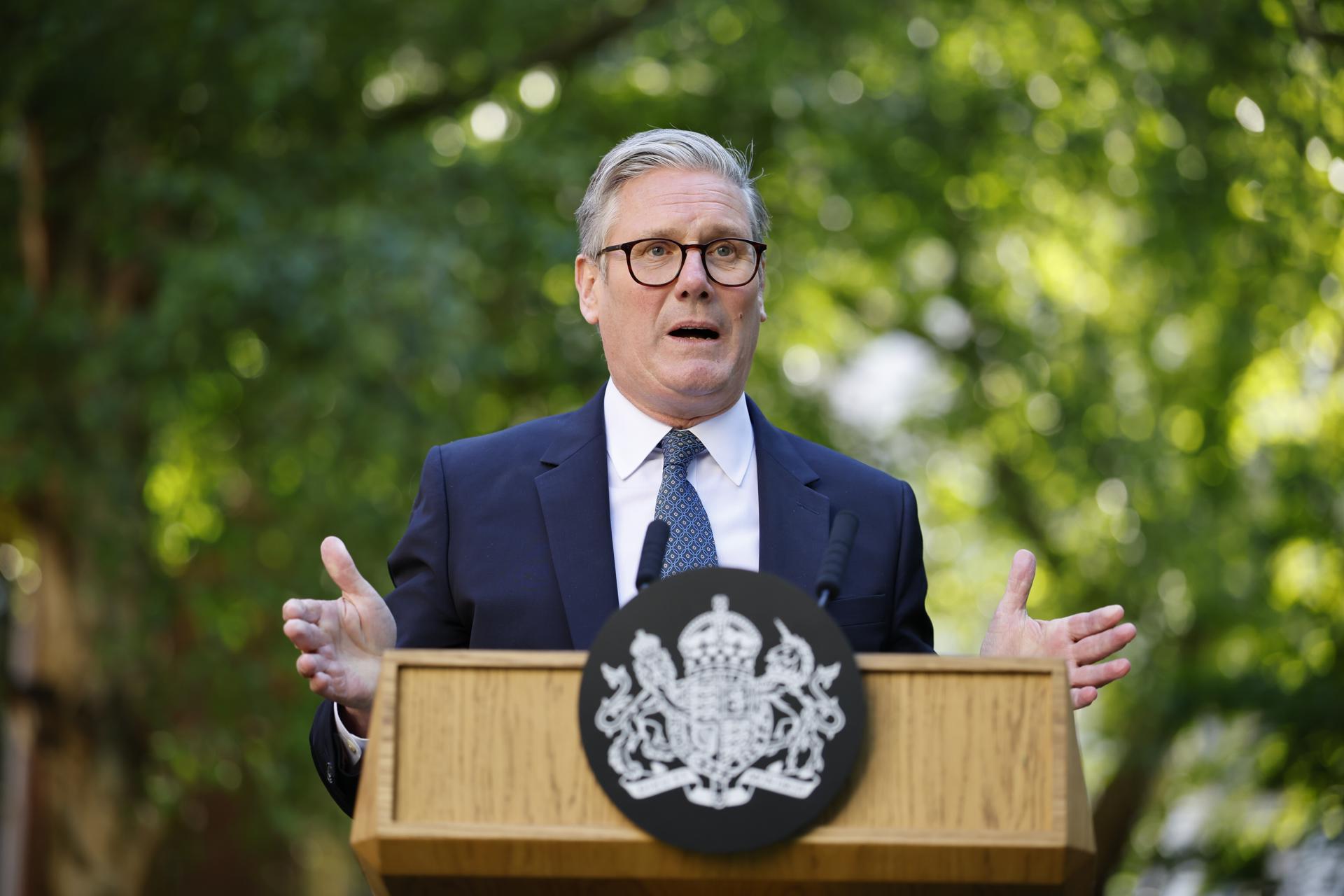 El primer ministro británico, Keir Starmer, pronuncia un discurso en una recepción para empresas del Reino Unido y la UE en el jardín de las rosas de Downing Street tras la cumbre Reino Unido-UE, en Londres, Reino Unido, 19 de mayo de 2025. (Reino Unido, Londres) 
EFE/EPA/TOLGA AKMEN/ POOL