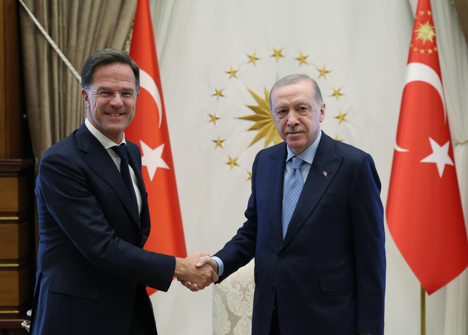 Una foto distribuida por la Oficina de Prensa Presidencial Turca muestra al presidente turco Recep Tayyip Erdogan (D) y al secretario general de la OTAN, Mark Rutte (I), dándose la mano durante su reunión en Ankara, Turquía, el 13 de mayo de 2025. La visita de Rutte a Ankara se produce antes de una reunión informal de los ministros de Asuntos Exteriores de la OTAN que tendrá lugar en Antalya los días 14 y 15 de mayo. (Turquía) EFE/EPA/OFICINA DE PRENSA PRESIDENCIAL TURCA DISTRIBUCIÓN SOLO PARA USO EDITORIAL/NO VENTAS