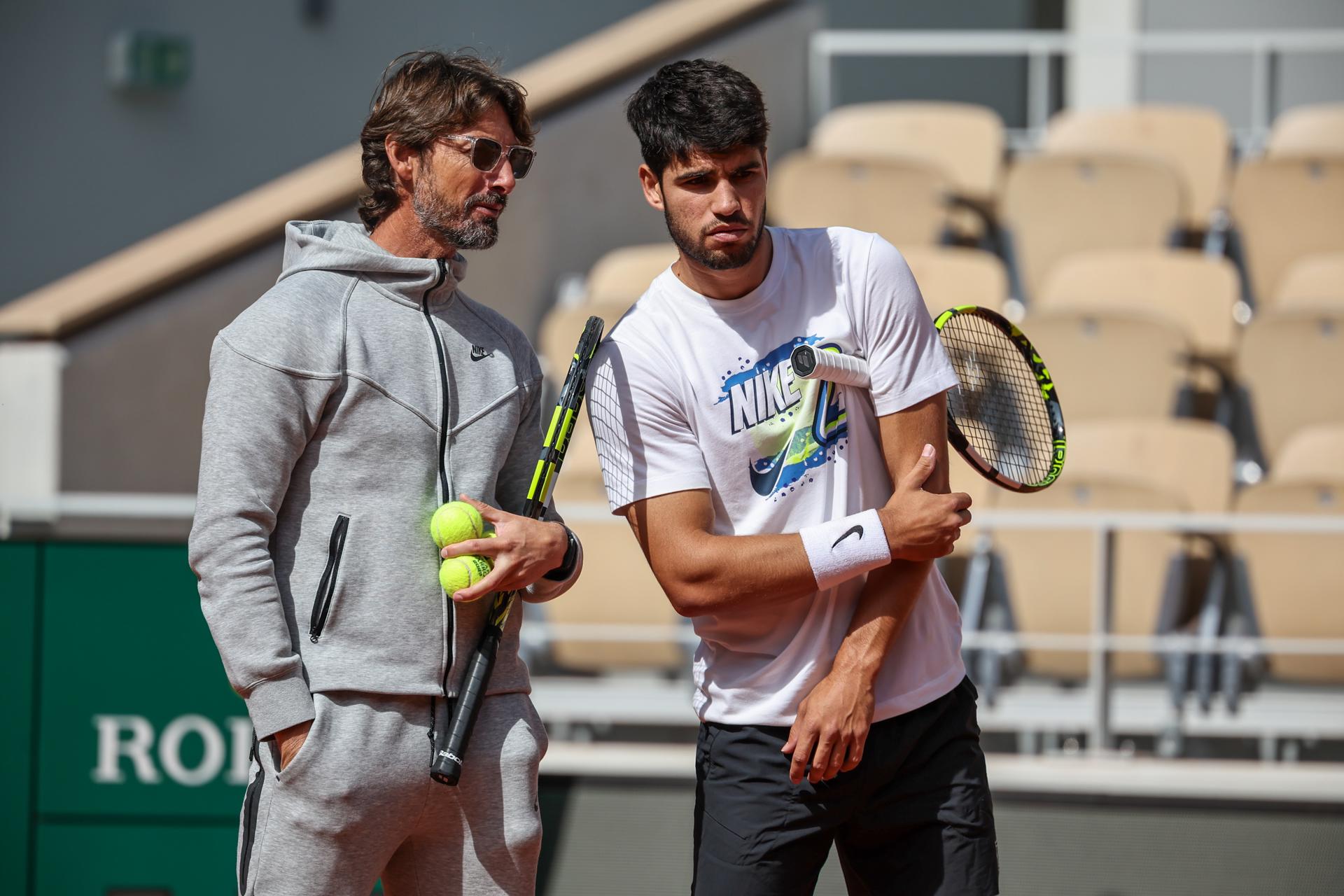 El jugador español Carlos Alcaraz y su entrenador, Juan Carlos Ferrero, durante un entrenamiento este jueves. EFE/EPA/CHRISTOPHE PETIT TESSON